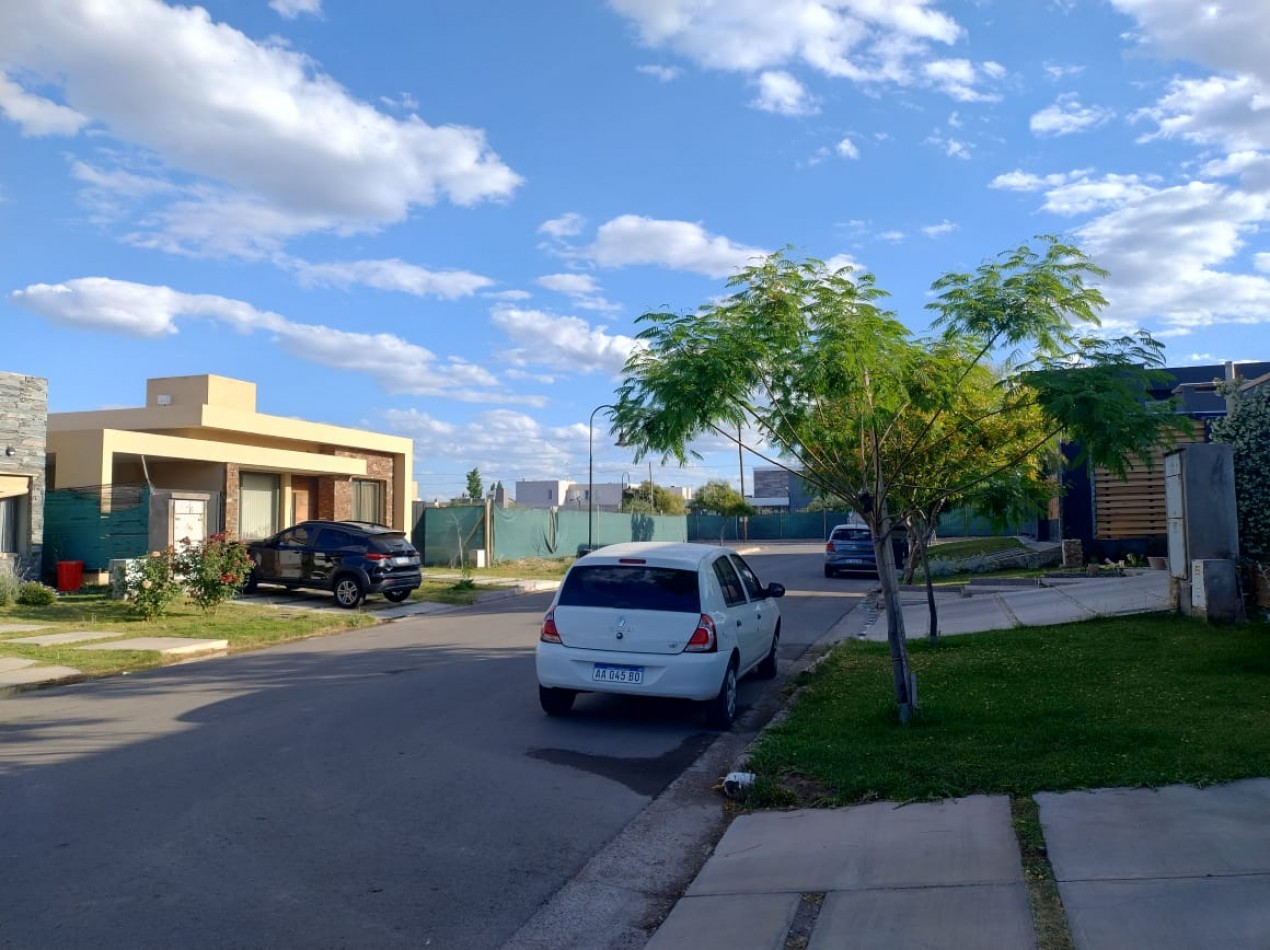 INMOESTATE VENDE CASA EN BARRIO PINARES DE FURLOTTI, MAIPU, MENDOZA