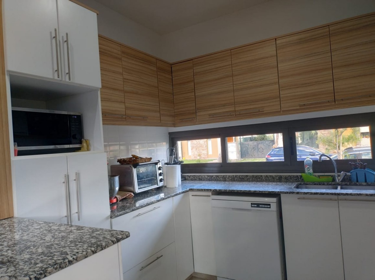 INMOESTATE VENDE CASA EN BARRIO PINARES DE FURLOTTI, MAIPU, MENDOZA