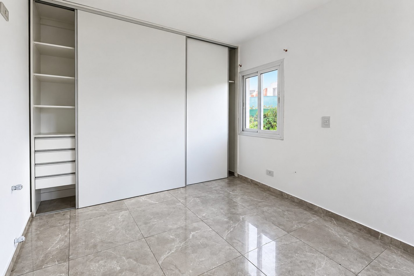 INMOESTATE ALQUILA CASA EN BARRIO PINARES DE FURLOTTI, MAIPU, MENDOZA